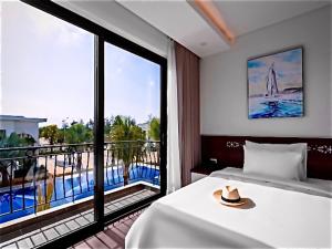 Dien BanHoang Yen Boutique Hotel的酒店客房设有一张床和一个大窗户