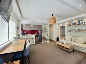 悉尼Beautiful 1 bedroom unit 1 block from Coogee beach的客厅配有沙发和桌子