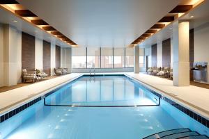 布卢明顿美国明尼阿波利斯商城JW万豪酒店的大楼内一个蓝色的大型游泳池