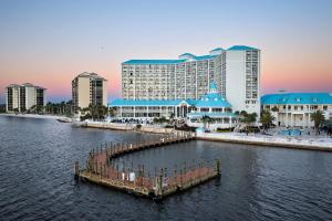 迈尔斯堡Marriott Sanibel Harbour Resort & Spa的一座拥有码头的度假村,