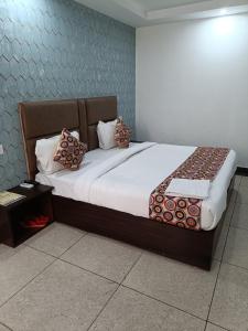 新德里Hotel Marina Near IGI Airport Delhi的一间卧室配有一张大床和枕头