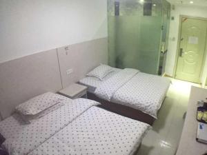 深圳七橙酒店(深圳燕南地铁站华强北店)的带门的房间,设有两张单人床
