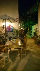 罗德镇Casa Antica的一张木桌和椅子及雨伞