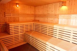 爱尔福特Pension Neuerbe的一间设有木制架子和灯光的桑拿浴室