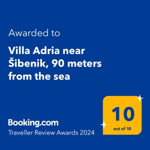 亚德里亚Villa Adria near Šibenik, 90 meters from the sea的一部手机的屏幕,手机的短信是想在附近的别墅里