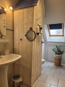 卢瓦尔河畔米德La petite parenthèse的一间带木门和水槽的浴室