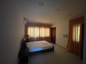 阿克拉Ultramodern 2 bedroom space Available的一间卧室配有床和带窗帘的窗户