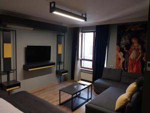 安卡拉BUTİK 24 SUİTES的带沙发和电视的客厅