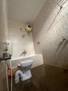 蓬蒂切里Sejour D Confort (Bamboo Stays)的一间位于客房内的白色卫生间的浴室