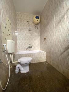 蓬蒂切里Sejour D Confort (Bamboo Stays)的一间带卫生间和浴缸的浴室
