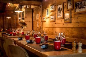 格林德尔瓦尔德Eiger Mountain & Soul Resort的餐厅里一张长桌,配酒杯