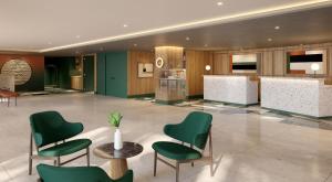 曼彻斯特Manchester Marriott Hotel Piccadilly的大堂设有绿色椅子和桌子