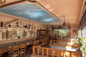 维利希Hotel Restaurant Artemis的一间带长桌和椅子的用餐室