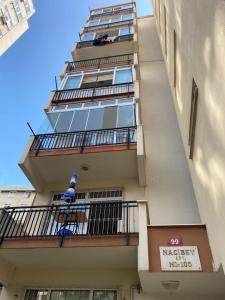 伊斯坦布尔Kadıköy Kozyatağında Kiralık Daire的带阳台的一座高楼,阳台上装有消防栓