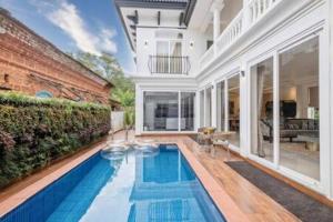GoaAmanassa 2 Luxury 4BHK Villa with pool in Assagaon的房屋中间的游泳池