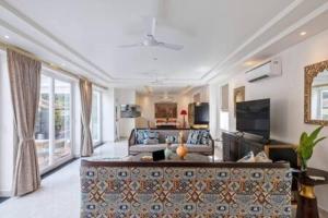 GoaAmanassa 2 Luxury 4BHK Villa with pool in Assagaon的带沙发和电视的大型客厅