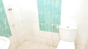 DankotuwaTharindu Hostel的一间带卫生间和淋浴的浴室