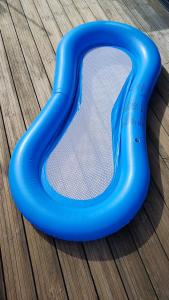 WeyheHausboot La Mare Sonja的蓝色塑料管,坐在木地板上