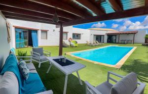 拉哈雷斯casa verde的后院设有游泳池、桌子和椅子