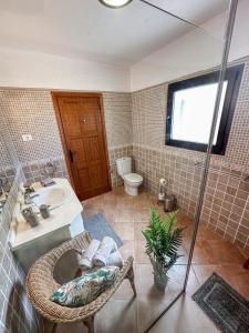 拉哈雷斯casa verde的一间带水槽和卫生间的浴室