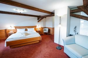 施韦比施哈尔利霸布鲁酒店的一间卧室配有一张床和一张沙发
