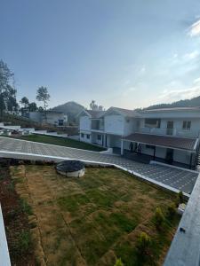 科塔吉里Sree Hari Home stay的建筑前庭院的空中景观