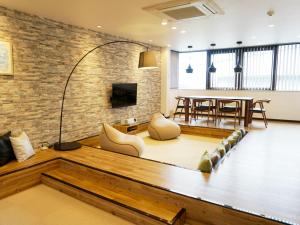 熊本YOUR ROOM Kyomachi Vacation STAY 1321的客厅设有舞池