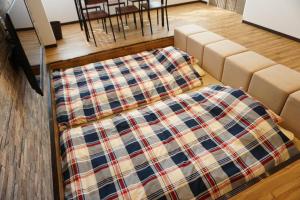 熊本YOUR ROOM Kyomachi Vacation STAY 1321的客厅配有一张沙发,上面有一条毯子