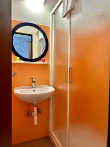 里米尼Hotel Enna Rimini的一间带水槽和镜子的浴室