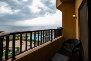 索瓦马East hotel的享有海滩和海洋美景的阳台。