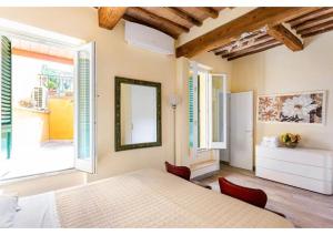 锡耶纳106 Lodge的一间卧室设有一张大床和一个大窗户