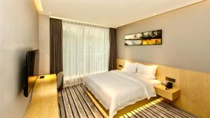 成都成都PODI博德酒店的卧室配有白色的床和窗户。
