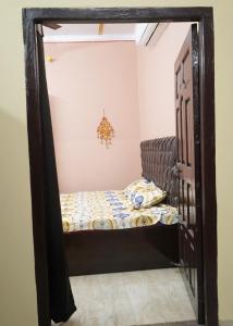 AyodhyaMalti Home stay 5 minute walking distance fromAyodhya DhamRailway Station的一间小卧室,卧室内配有一张床铺