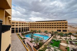 索瓦马East hotel的享有酒店空中美景,设有游泳池