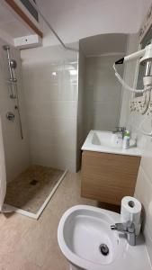 莱西纳Casa lago di lesina的白色的浴室设有水槽和淋浴。