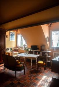 谢尔河畔努瓦耶La Noisetiere的客厅配有桌椅