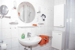 诺德奈Haus Ufen - In den Dünen 18c的白色的浴室设有水槽和镜子