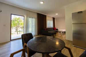 契拉勒Keyif Pension & Aparts的客厅配有桌子和沙发