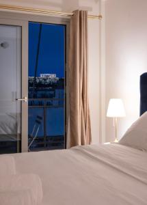 雅典Luxury view of Acropolis的一间卧室设有一张床和一个美景窗户。