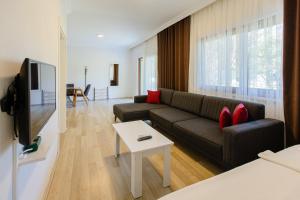 契拉勒Keyif Pension & Aparts的客厅配有沙发和桌子