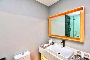 成都成都PODI博德酒店的一间带水槽和镜子的浴室