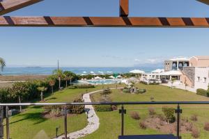 阿尔米罗斯海滩Restia Suites Exclusive Resort -Adults Only的阳台享有海景。