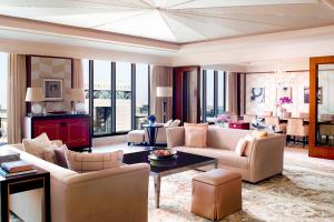 迪拜Ritz Carlton DIFC Downtown Dubai的带沙发的客厅和用餐室