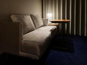 东京三井花园酒店五反田 / 东京的客厅配有沙发和桌子