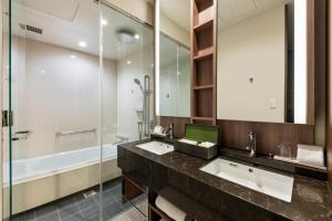 东京银座赛莱斯廷酒店的一间带两个盥洗盆和淋浴的浴室