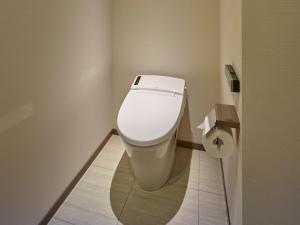 东京银座赛莱斯廷酒店的一间位于客房内的白色卫生间的浴室