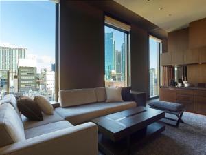 东京银座赛莱斯廷酒店的带沙发和大窗户的客厅