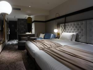 札幌Mitsui Garden Hotel Sapporo West的酒店客房设有一张大床和一张书桌。