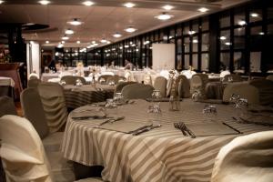 特尔尼Hotel Michelangelo Palace & SPA的一间配有桌椅和桌上冰柜的餐厅
