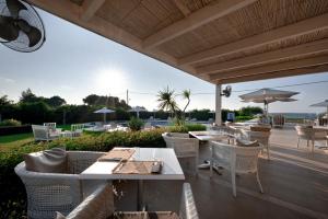 阿尔米罗斯海滩Restia Suites Exclusive Resort -Adults Only的一个带桌椅和遮阳伞的庭院